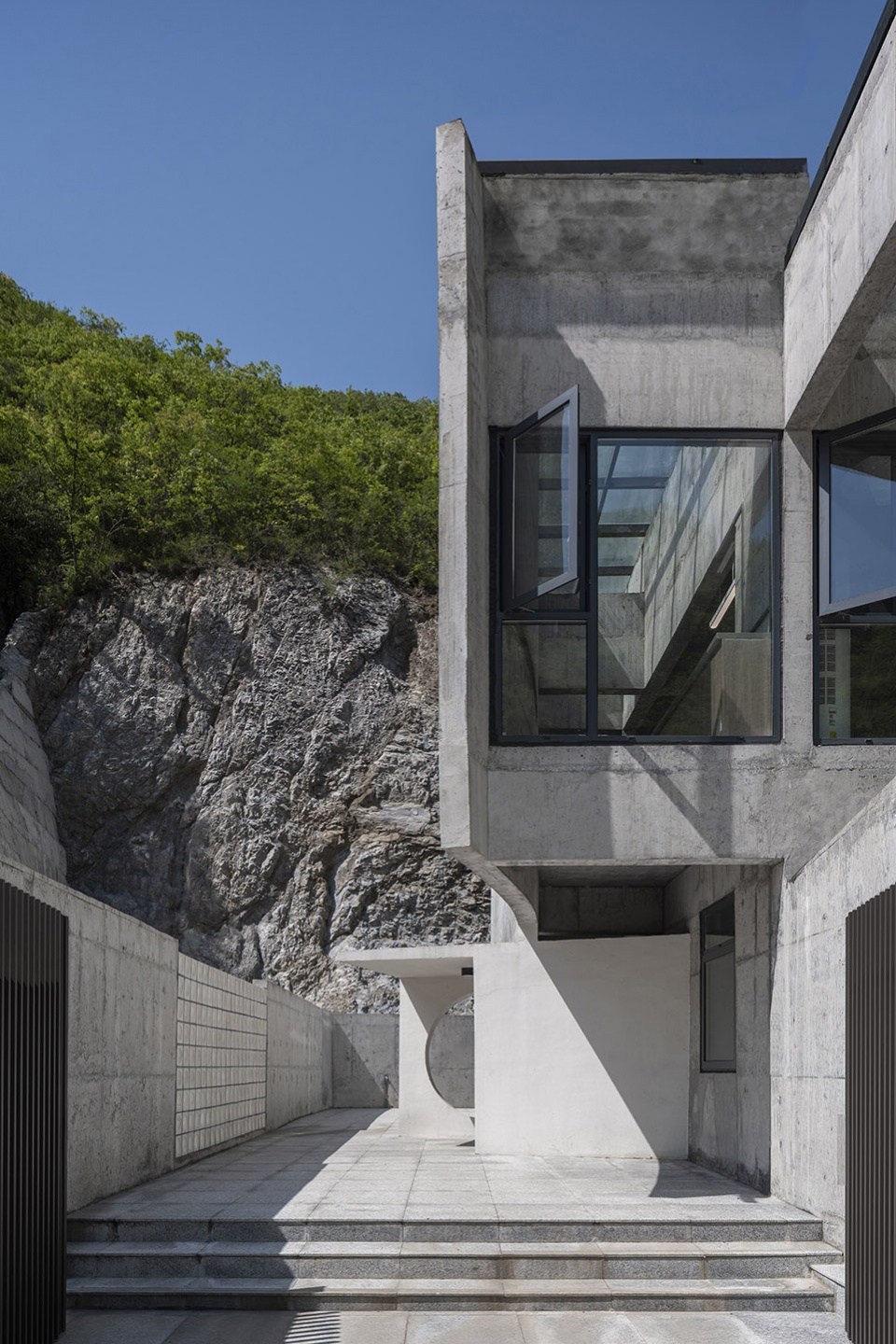 cliff house by li wenxi architects