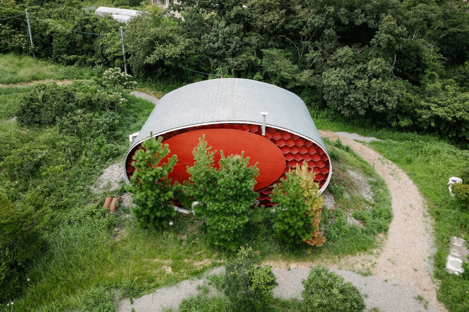 corrugated house by monotrum