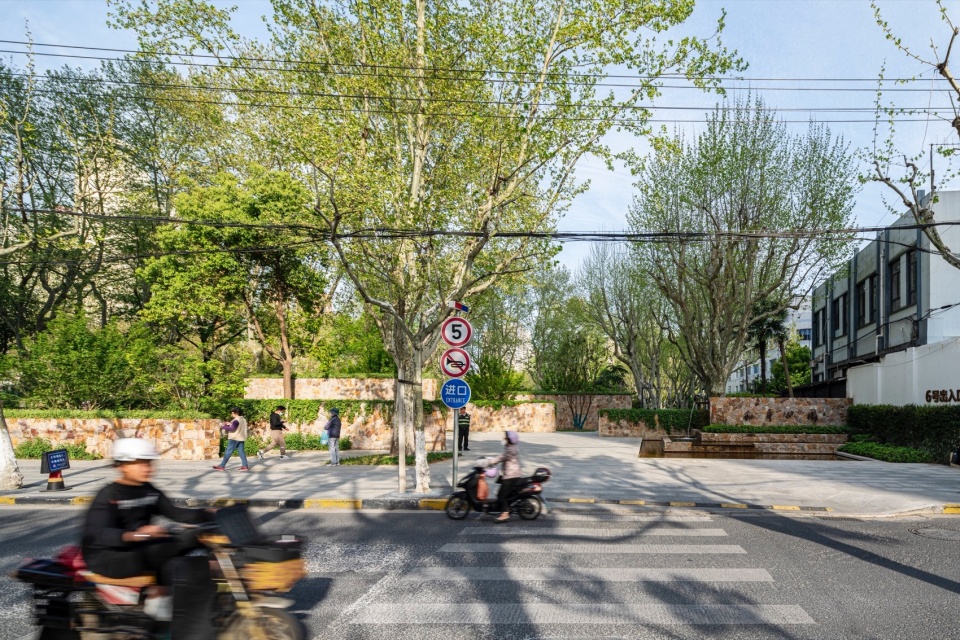 renovation of peace parks gate 6 entrance on tianbao road by atelier z