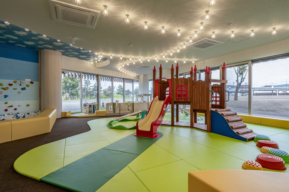 higashikawa town community plaza by kkaa