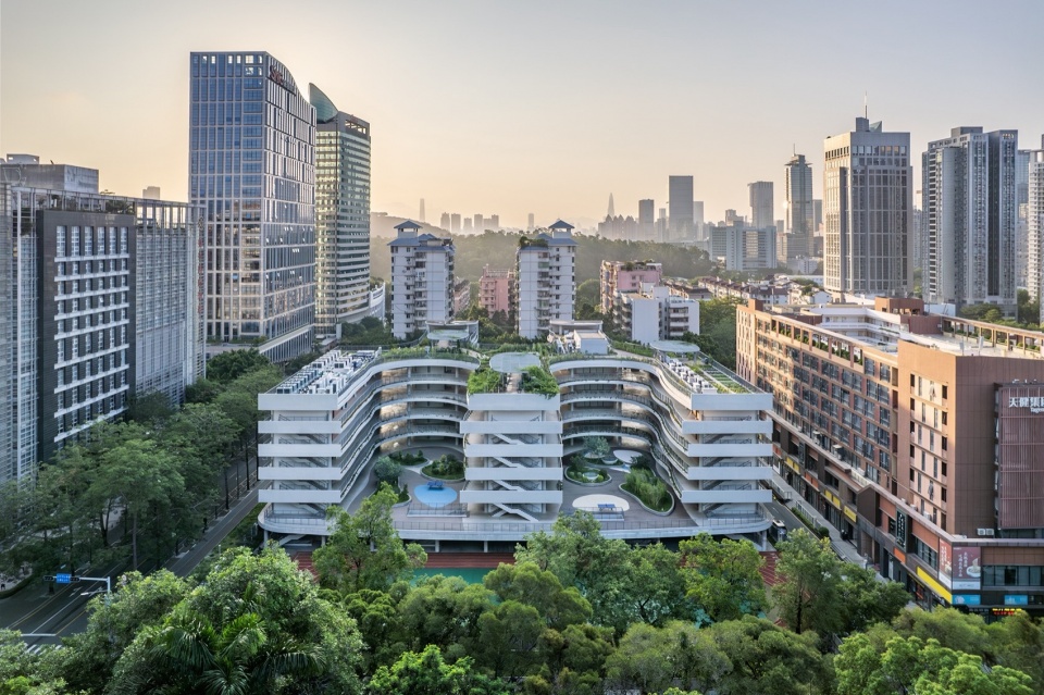 . 位于高密度城市中心的深圳景龙小学 Jinglong Elementary School located in the high density city center of Shenzhen ©白羽