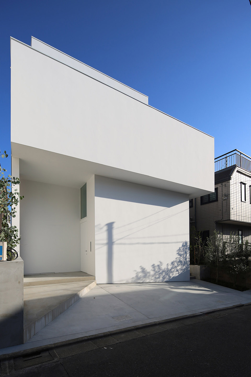 Courtyard House without Second Floor by Takuro Yamamoto Architects