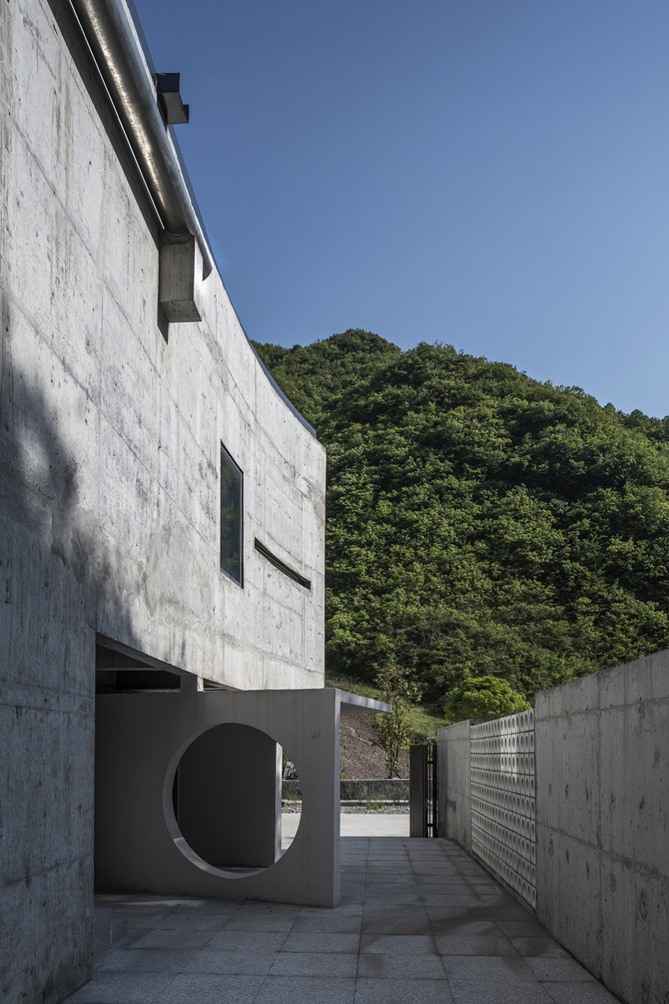 cliff house by li wenxi architects
