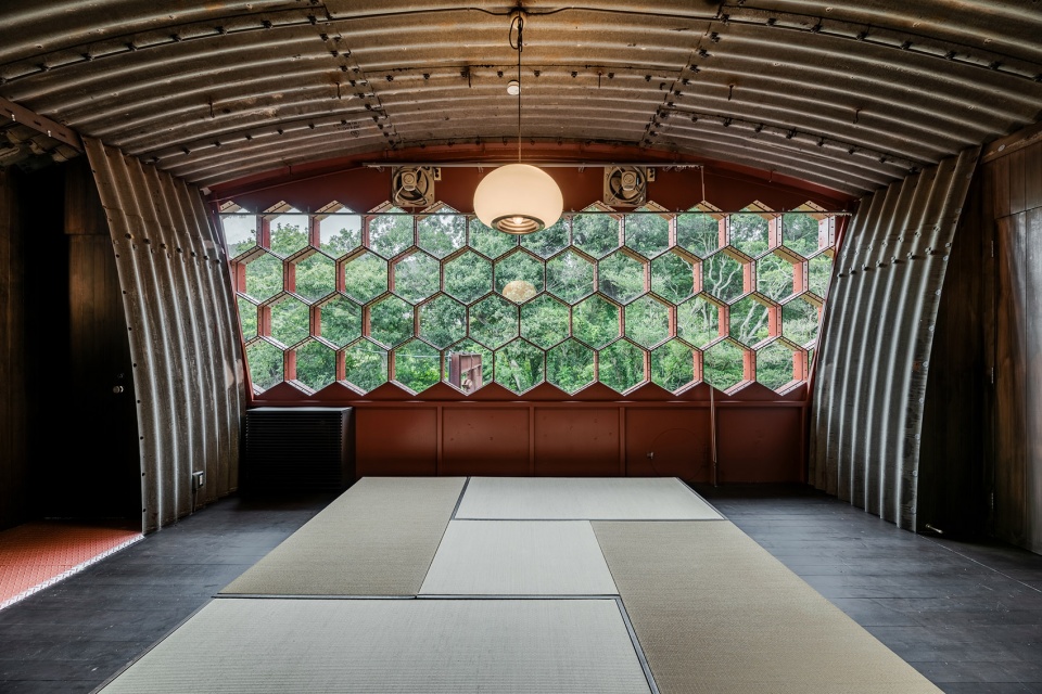 corrugated house by monotrum