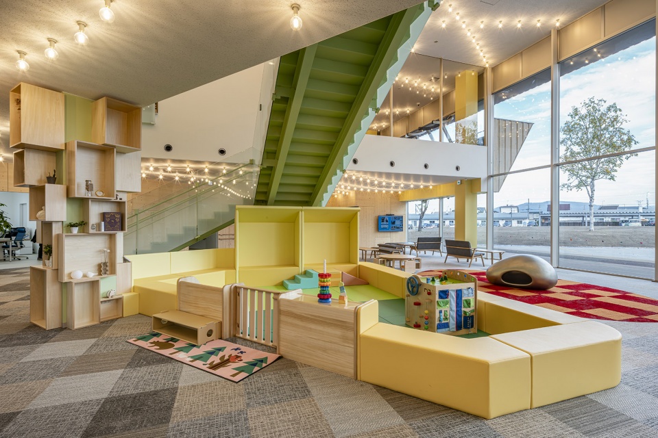 higashikawa town community plaza by kkaa