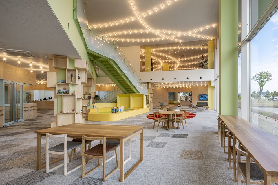 higashikawa town community plaza by kkaa