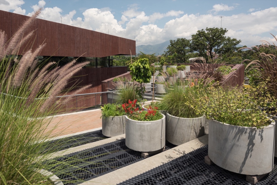 mova teachers innovation center by opus