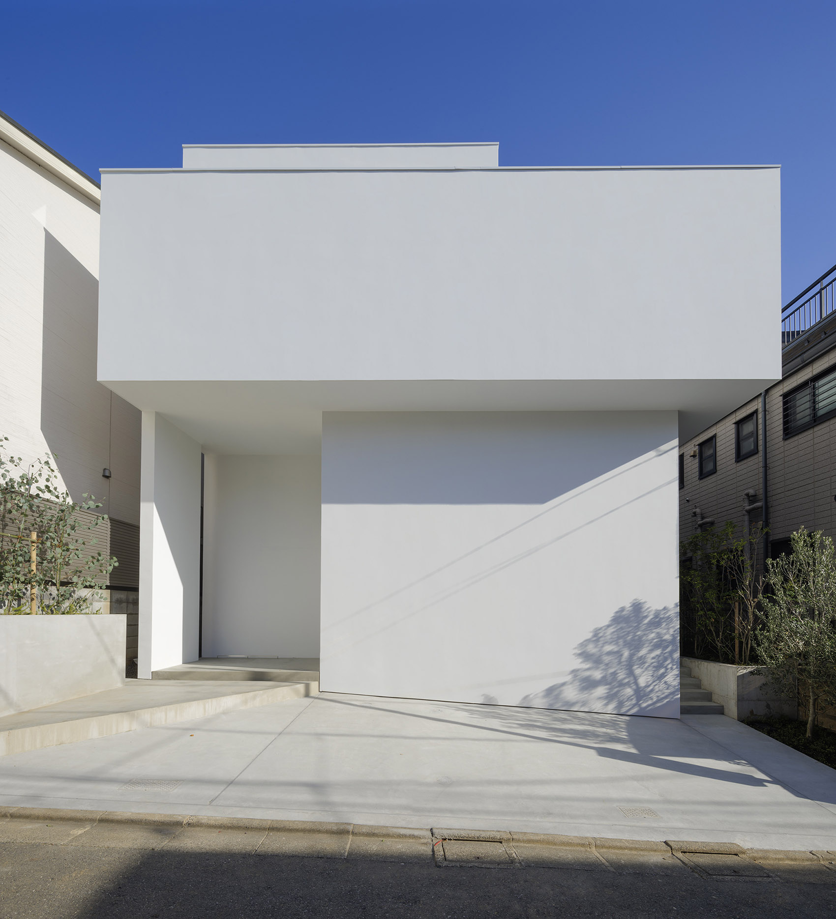 Courtyard House without Second Floor by Takuro Yamamoto Architects