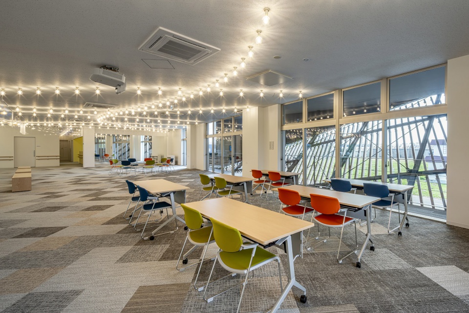 higashikawa town community plaza by kkaa