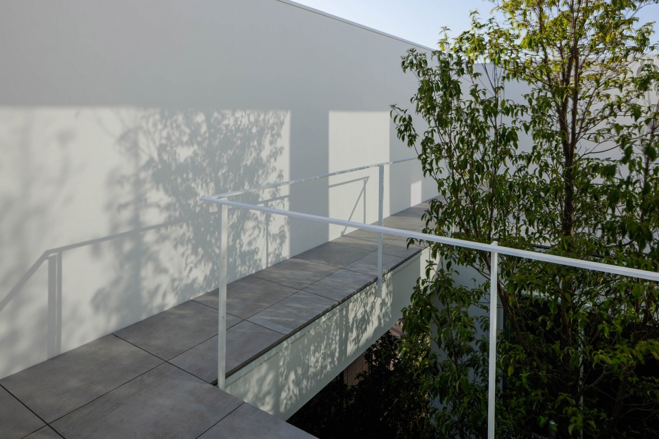 Courtyard House without Second Floor by Takuro Yamamoto Architects