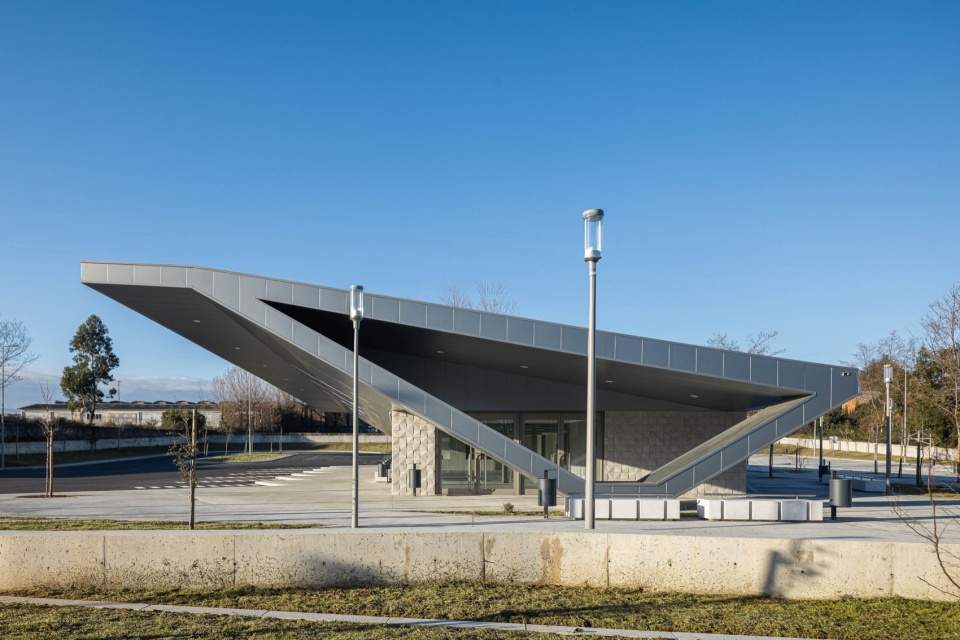 interface de transportes lourosa fiaes by atelier darquitectura lopes da costa