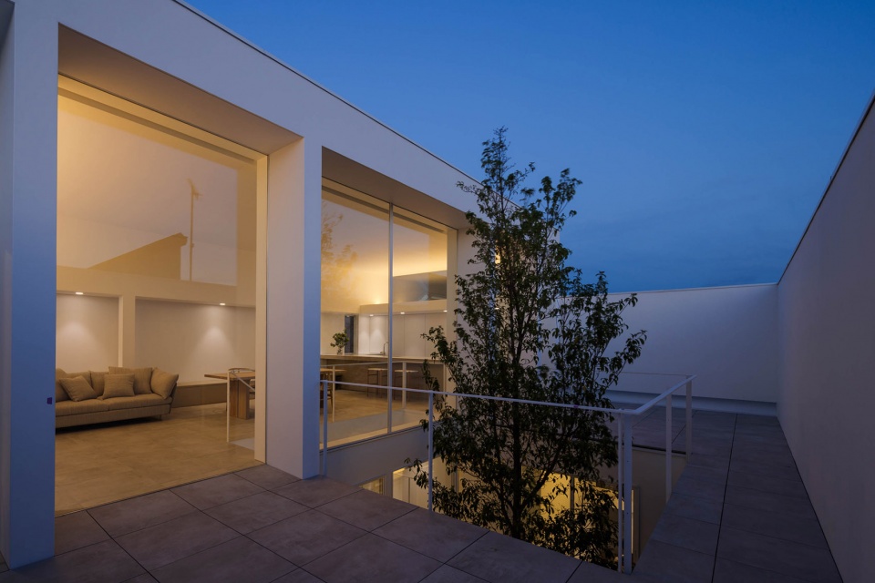Courtyard House without Second Floor by Takuro Yamamoto Architects