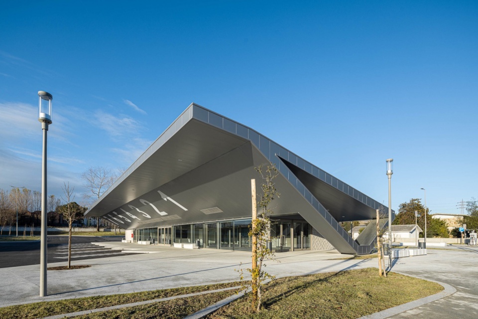 interface de transportes lourosa fiaes by atelier darquitectura lopes da costa