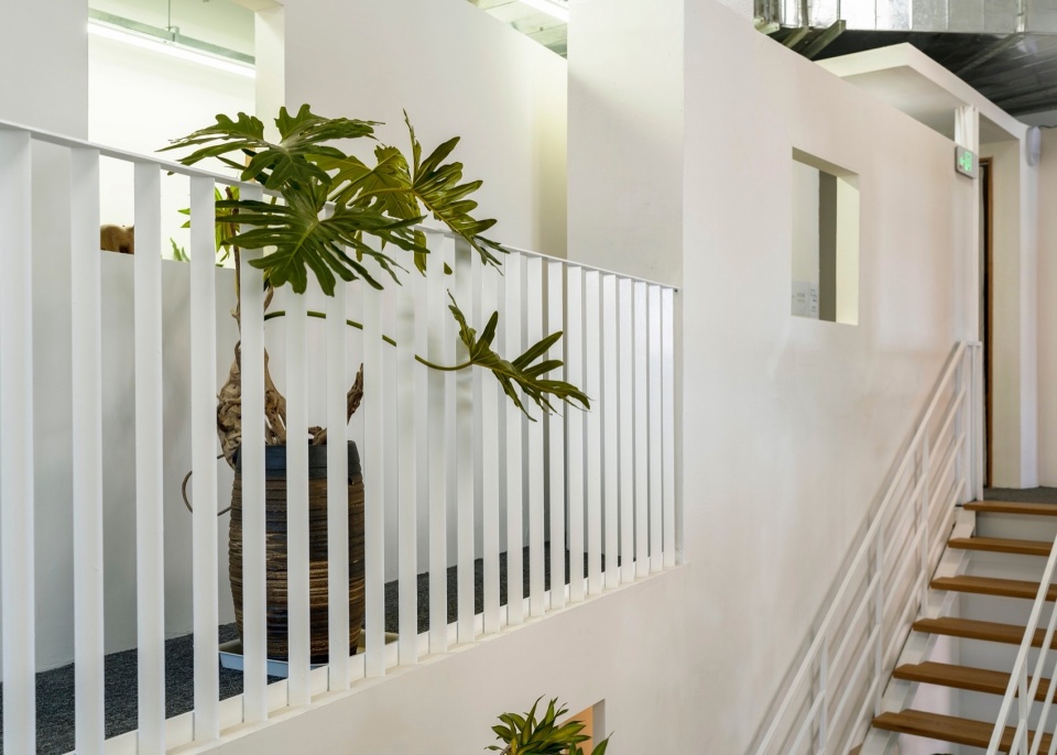 Hexagonal Court Homer Shop Office by Jin Qiuye Studio
