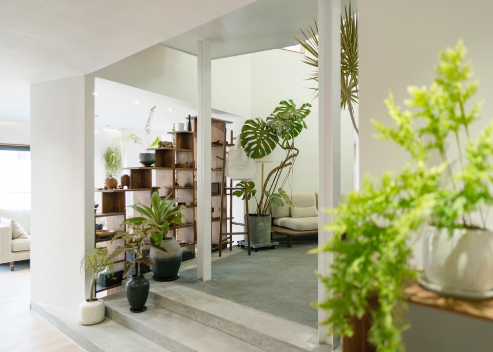 Hexagonal Court Homer Shop Office by Jin Qiuye Studio