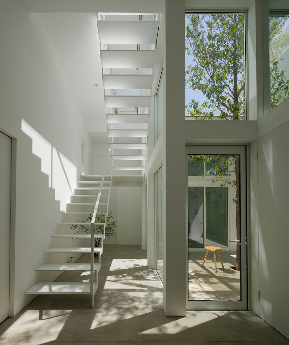 Courtyard House without Second Floor by Takuro Yamamoto Architects