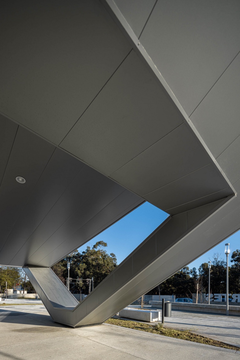interface de transportes lourosa fiaes by atelier darquitectura lopes da costa