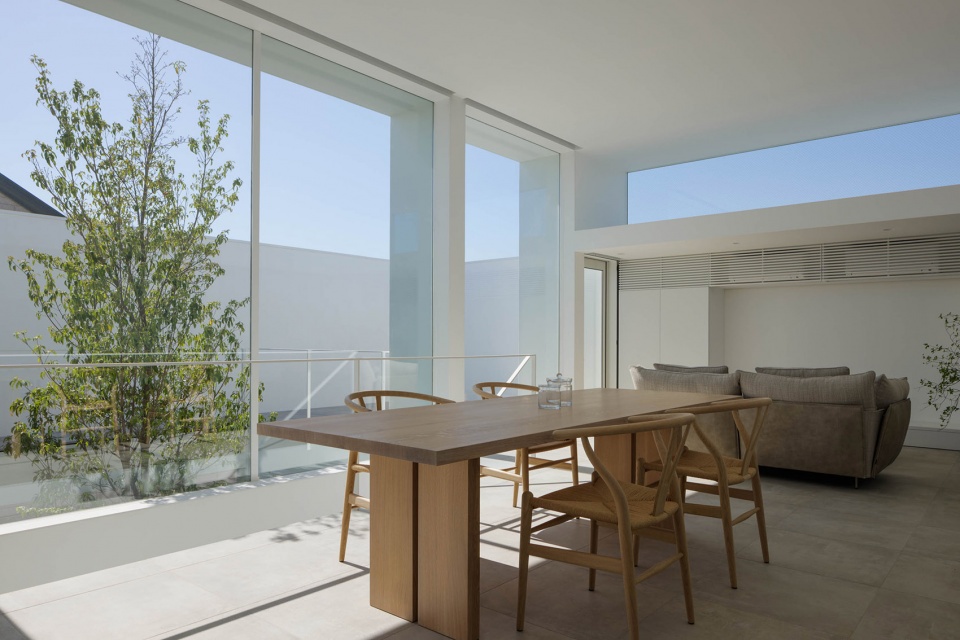 Courtyard House without Second Floor by Takuro Yamamoto Architects