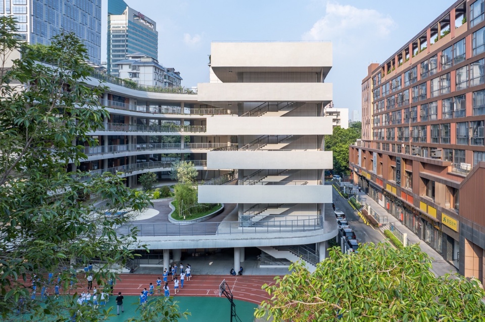 . 紧邻住宅楼的南侧教学楼 The south side of the school building is adjacent to a residential building ©白羽