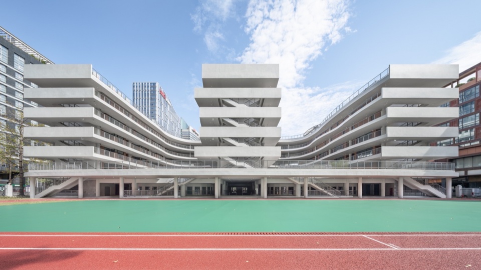 . 从西侧操场看教学楼 Looking at the teaching building from the playground on the west ©白羽