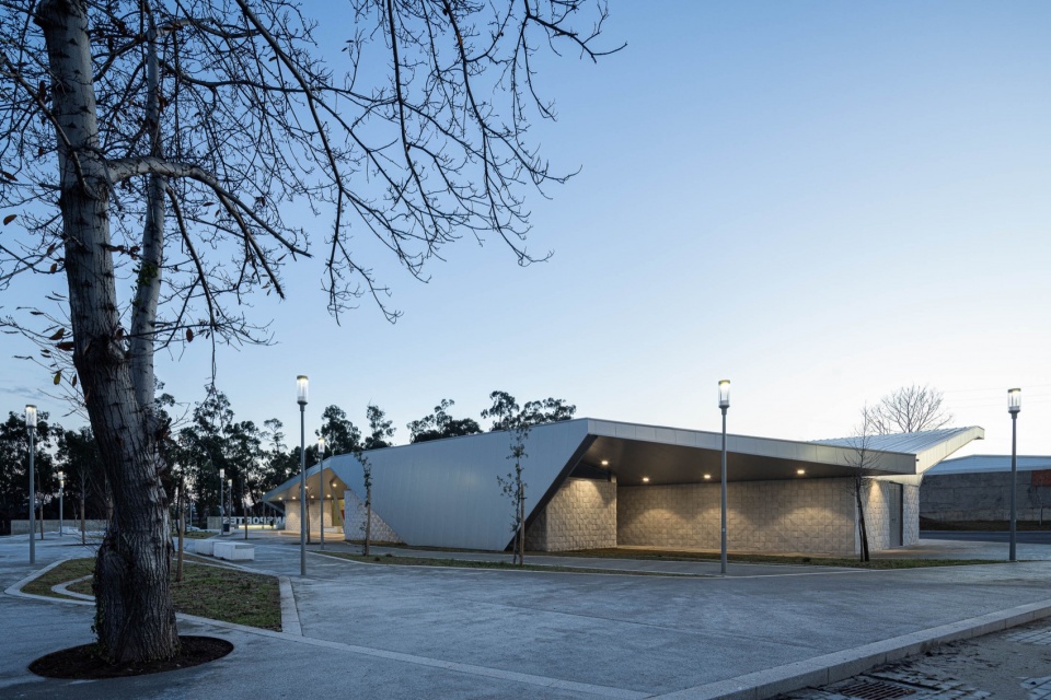 interface de transportes lourosa fiaes by atelier darquitectura lopes da costa