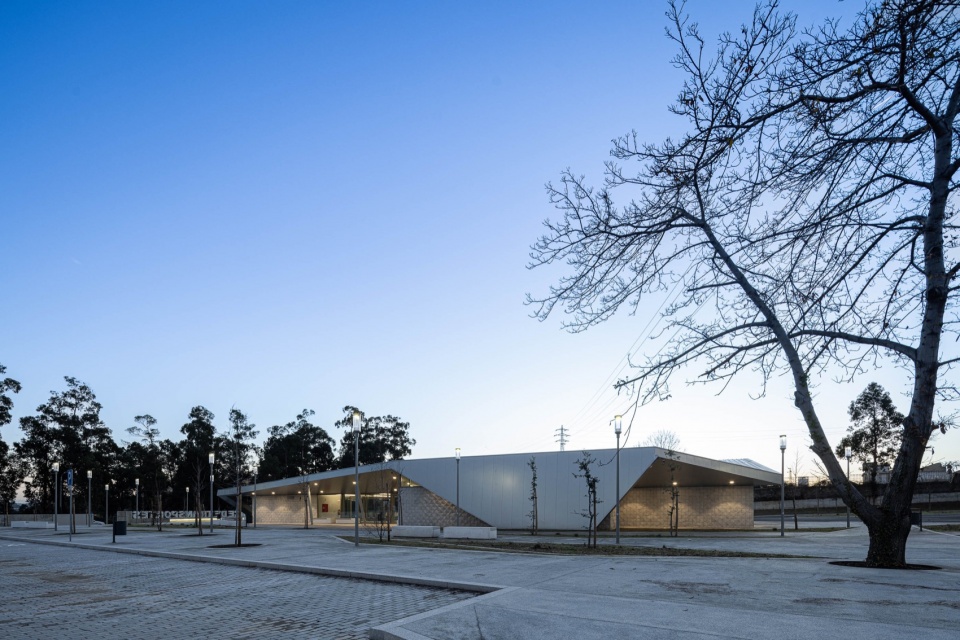 interface de transportes lourosa fiaes by atelier darquitectura lopes da costa