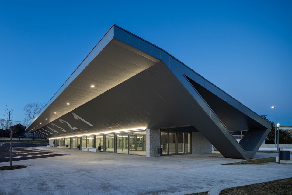 interface de transportes lourosa fiaes by atelier darquitectura lopes da costa