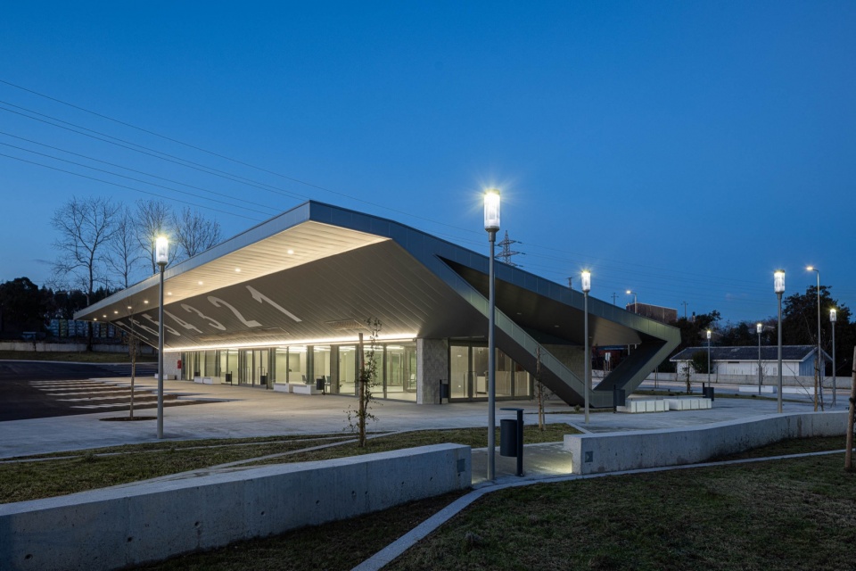 interface de transportes lourosa fiaes by atelier darquitectura lopes da costa