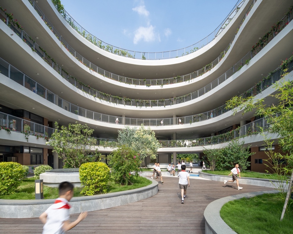 . 学生在活动平台上玩耍 Students playing on the activity deck ©白羽