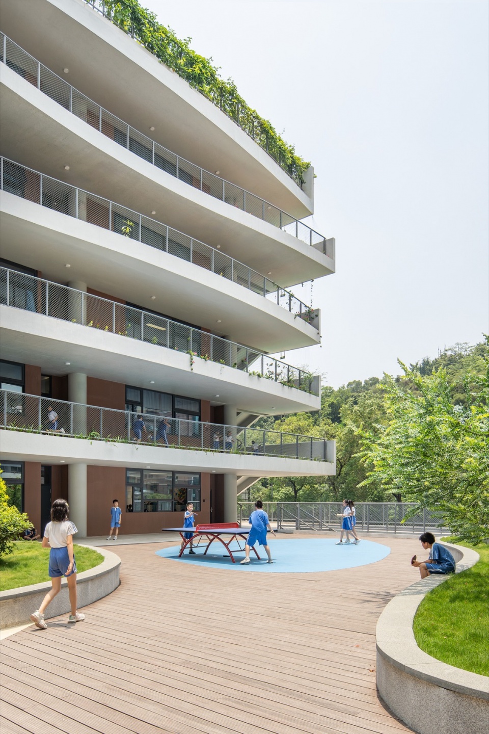 . 活动平台上的课余活动 Exercise on the activity deck ©白羽