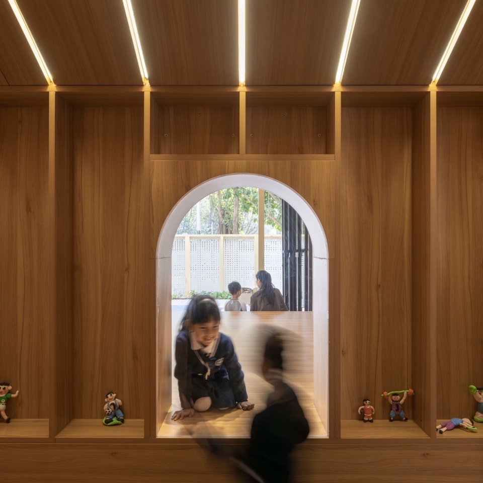 小窗 ©张超 Childrens Home Haibei Kindergarten Renovation DJX Design