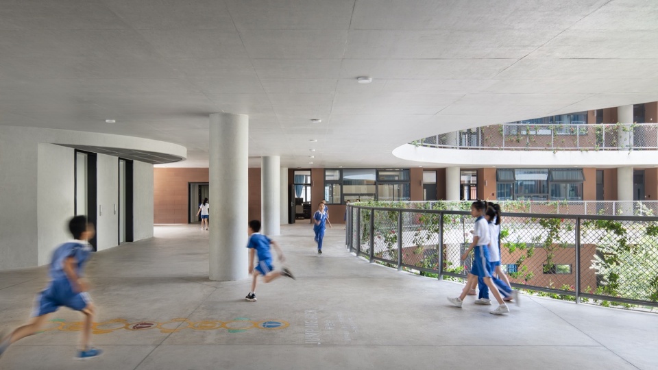 . 开放空间为学生在课间提供了互动空间 The open area provides space for students to interact between classes ©白羽