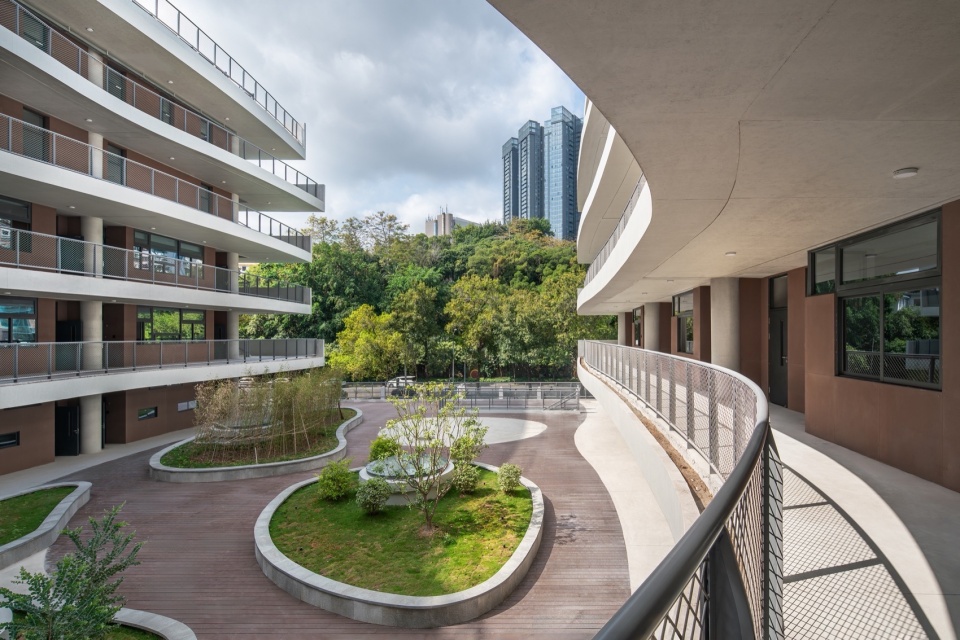 . 从走廊西望 Looking west from the corridor ©白羽