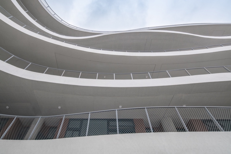 . 仰望弧线层板 Look up at the curved edges of floors ©白羽