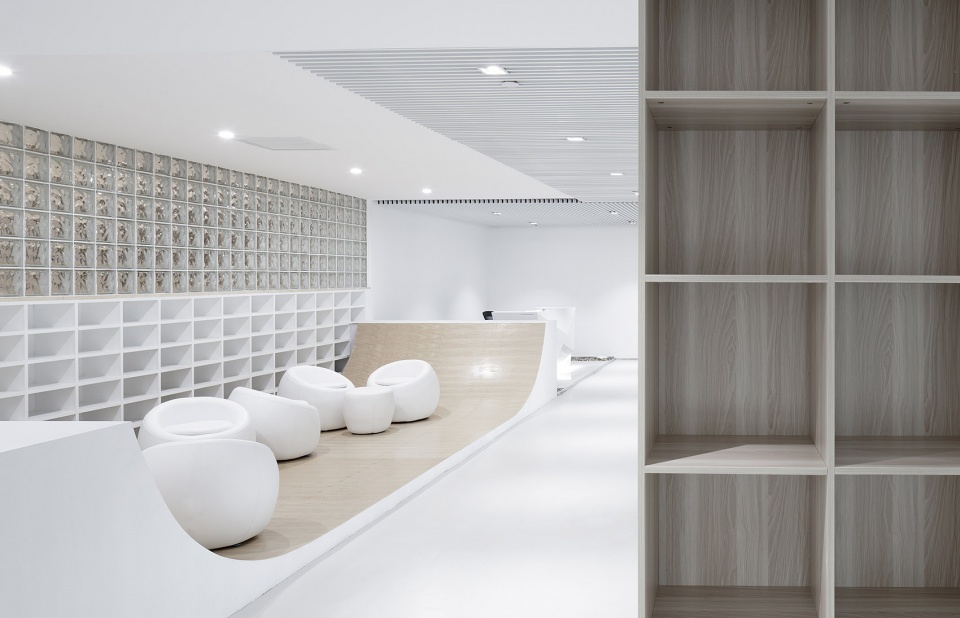 The Office of LANDER Electric Gaming Company by Li Wenxi