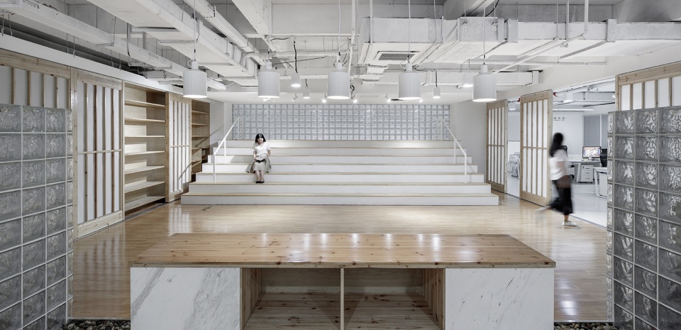 The Office of LANDER Electric Gaming Company by Li Wenxi