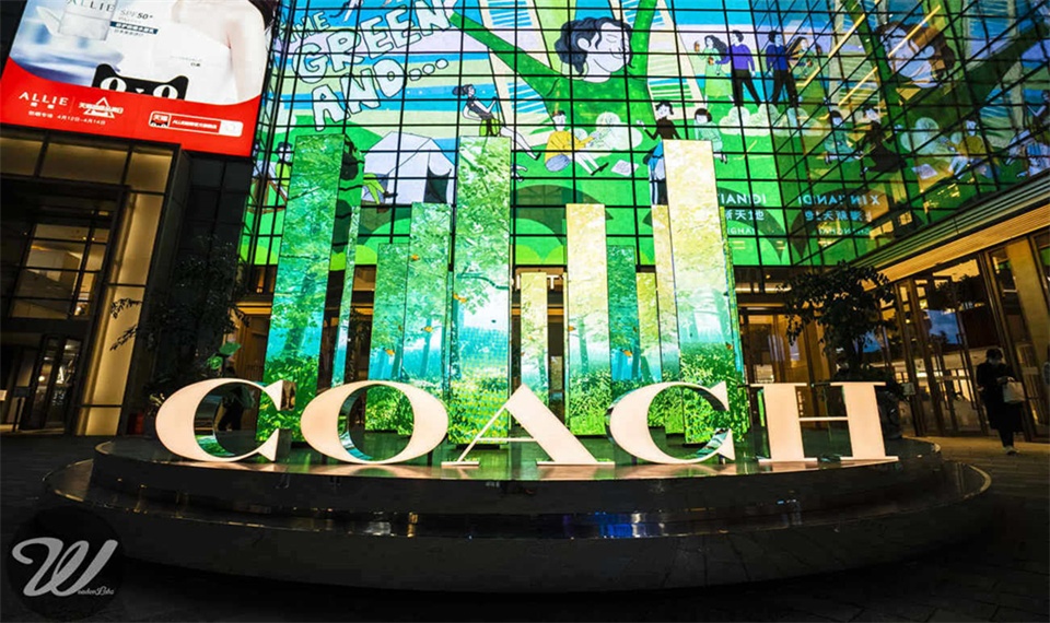 COACH FOREVER“镜面森林”户外艺术装置 COACH FOREVER MIRROR FOREST