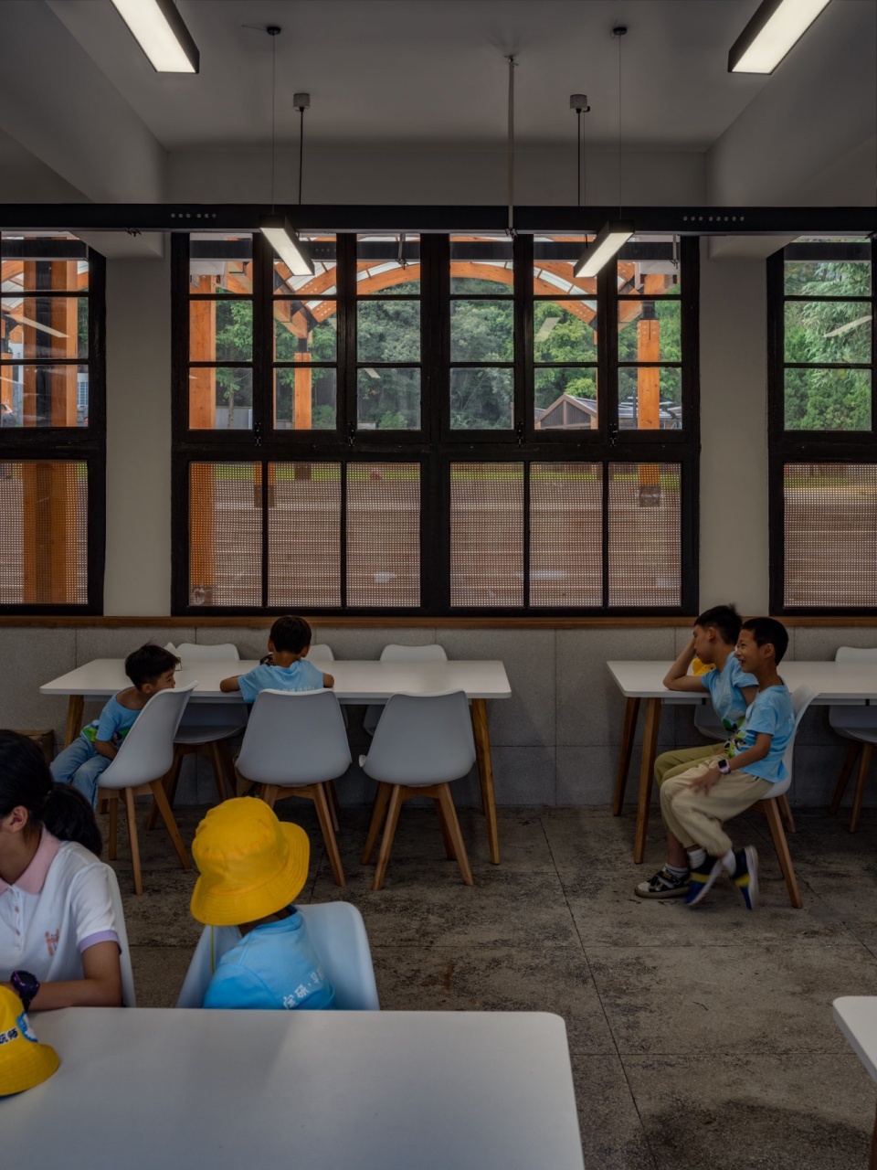 保留原地面与门窗的教室 摄影:吴清山 transformation and regeneration of sunao primary school by zaozuo architecture studio