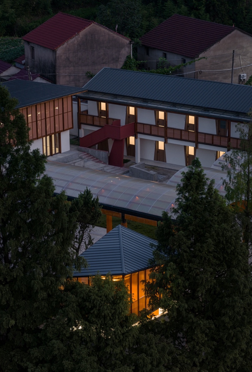 傍晚温馨的营地 摄影:吴清山 transformation and regeneration of sunao primary school by zaozuo architecture studio