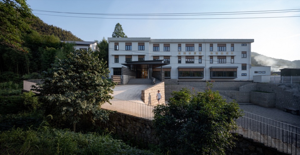 入口及外立面 摄影:吴清山 transformation and regeneration of sunao primary school by zaozuo architecture studio