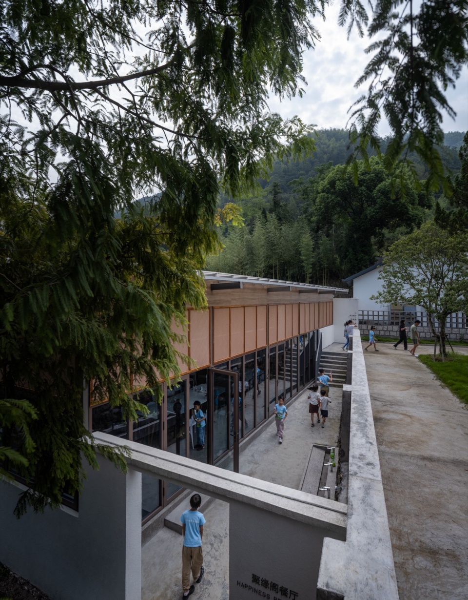 加建后的食堂 摄影:吴清山 transformation and regeneration of sunao primary school by zaozuo architecture studio
