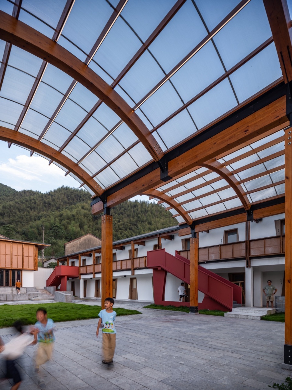 卷棚下的活动空间 摄影:吴清山 transformation and regeneration of sunao primary school by zaozuo architecture studio