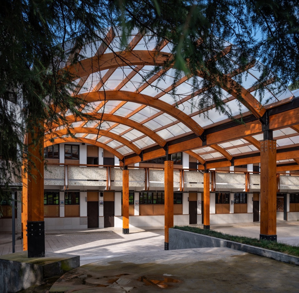 卷棚下的集散区 摄影:吴清山 transformation and regeneration of sunao primary school by zaozuo architecture studio