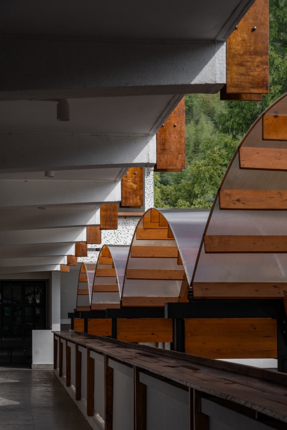 卷棚与教学楼走廊 摄影:吴清山 transformation and regeneration of sunao primary school by zaozuo architecture studio