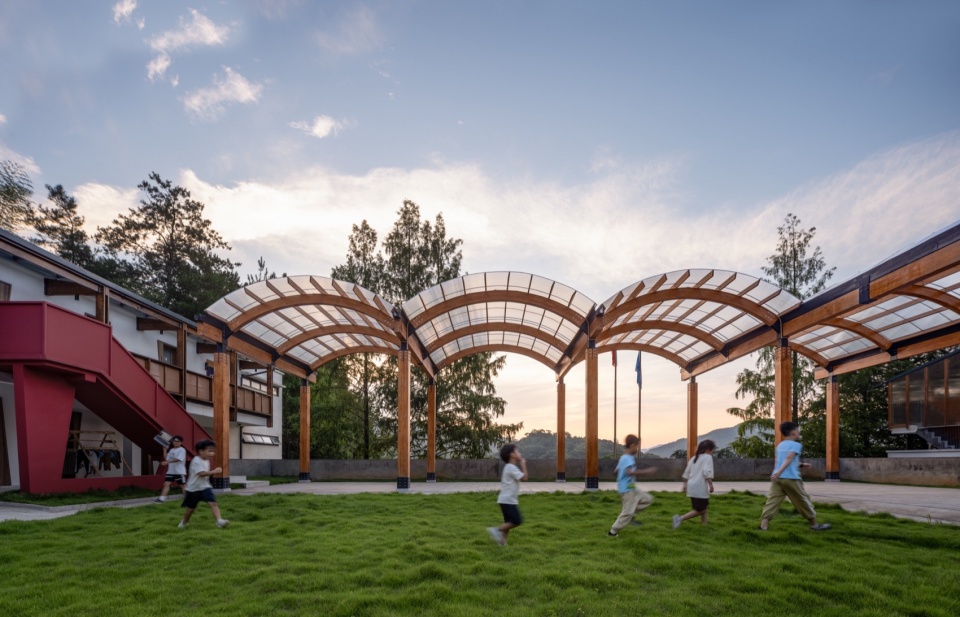 卷棚围合的草地 摄影:吴清山 transformation and regeneration of sunao primary school by zaozuo architecture studio