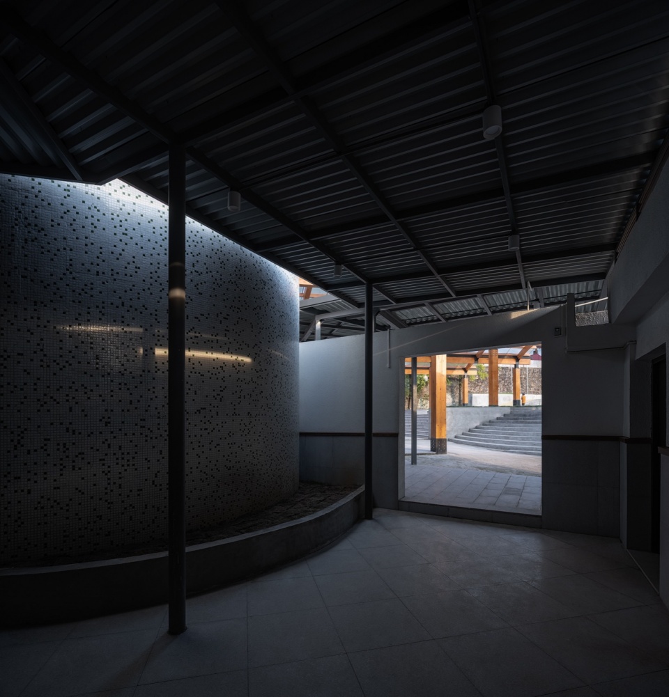 后勤区新增雨廊 摄影:吴清山 transformation and regeneration of sunao primary school by zaozuo architecture studio