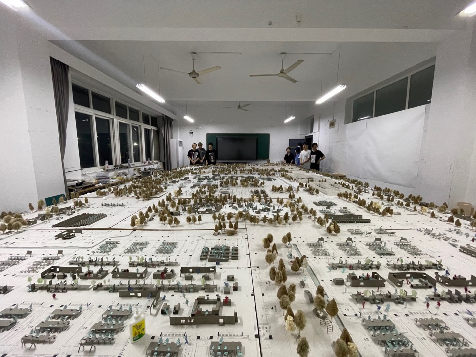 建筑通识课上学生用一层模型研究良渚校园的使用方式 ©中国美术学院