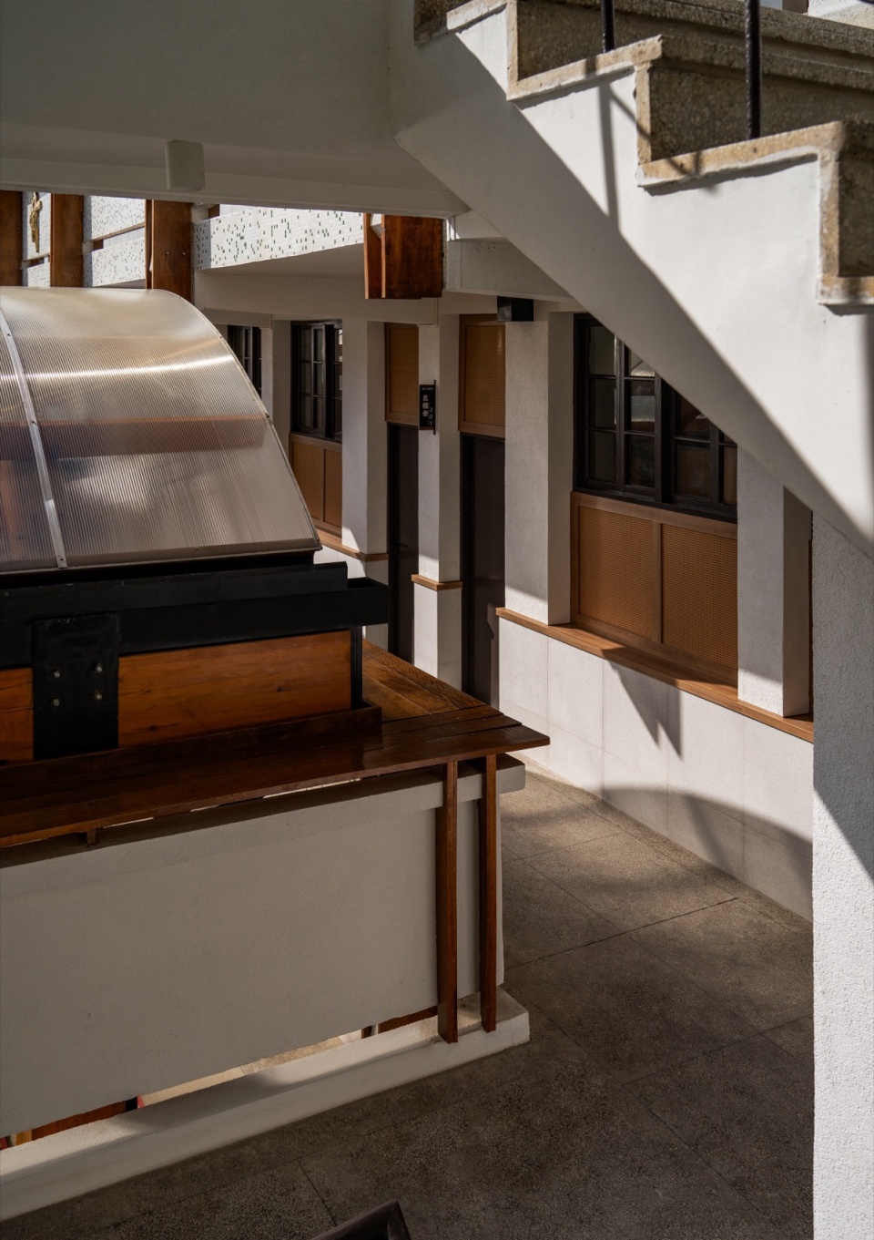 教学楼走廊 摄影:吴清山 transformation and regeneration of sunao primary school by zaozuo architecture studio