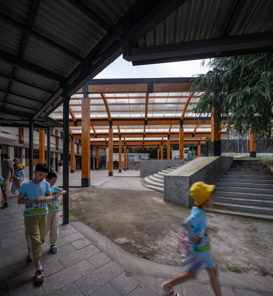 棚子遮盖下的大台阶 摄影:吴清山 transformation and regeneration of sunao primary school by zaozuo architecture studio