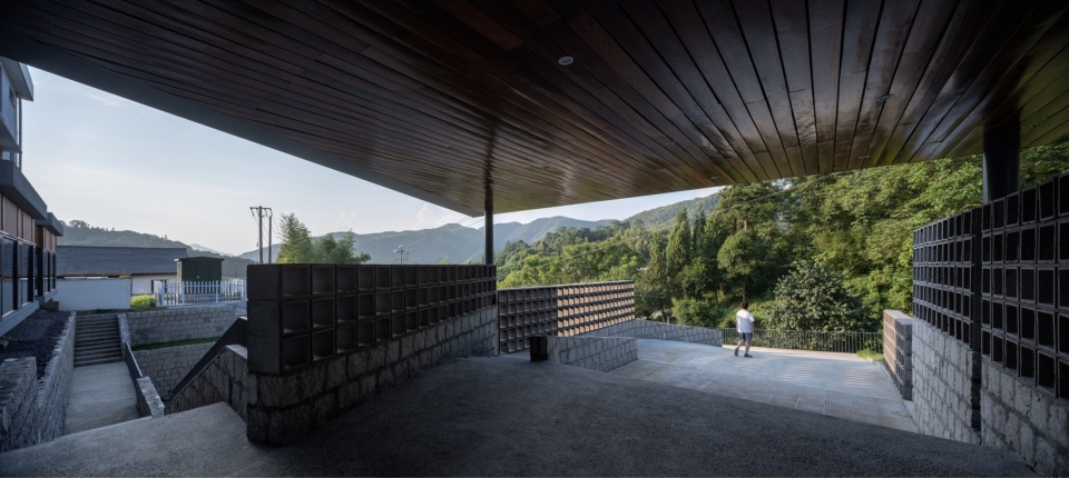 楔形入口 摄影:吴清山 transformation and regeneration of sunao primary school by zaozuo architecture studio